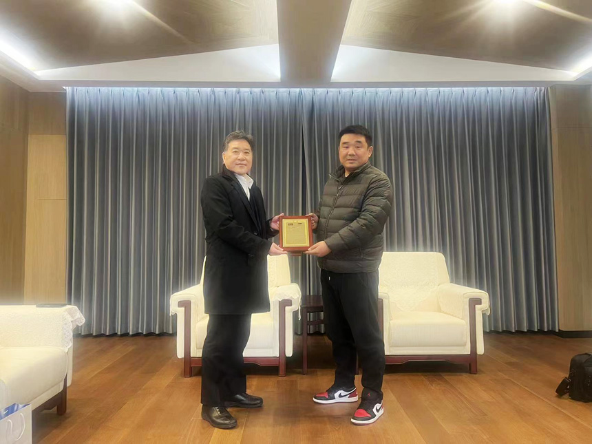 OTC海外事業(yè)部長(zhǎng)，中國(guó)區(qū)董事長(zhǎng)、副總、機(jī)器人部部長(zhǎng)，營(yíng)業(yè)擔(dān)當(dāng)親自頒獎(jiǎng)